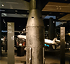 『絶望する』として展示されている広島に投下された原子爆弾「リトルボーイ」。