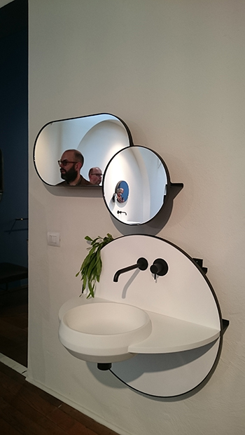 Mutがデザインした、丸い鏡