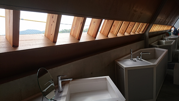 2階にある浴室にある洗面とバスタブは同じ形