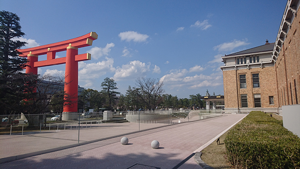 岡崎公園のシンボル的な平安神宮の大鳥居の横からスロープ広場を下るとメインエントランスがある。鳥居の脇のケヤキは憩いの場となっていたので、その周りに円形のベンチが設置されて残された。