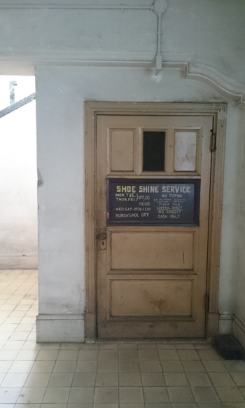 地下に残っていた、進駐軍に接収された時を忍ばせる靴磨きコーナー。このドアは保存されている。（「PARASOPHIA : 京都国際現代芸術祭 2015」開催時に撮影）
