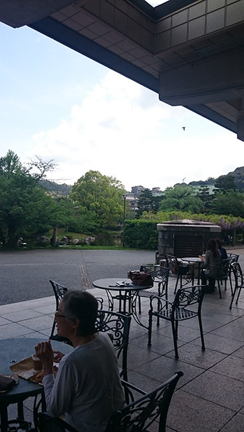 「PARASOPHIA : 京都国際現代芸術祭 2015」開催時に、通常は閉じていた東玄関が開け放たれ、庭園をのぞむ休憩スペースになっていた。（「PARASOPHIA : 京都国際現代芸術祭 2015」開催時に撮影）