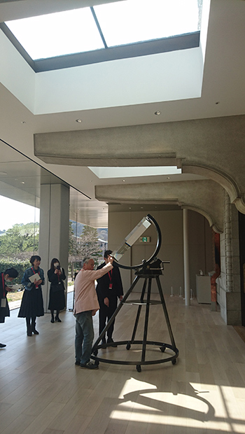「杉本博司　瑠璃の浄土」展の作品《アイザック・ニュートン式　スペクトル観測装置》（2020） ©Hiroshi Sugimoto
 光学ガラスが天窓から入る自然光を取り込み、スペクトルが生まれる。