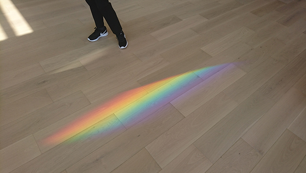 「杉本博司　瑠璃の浄土」展の作品《アイザック・ニュートン式　スペクトル観測装置》(2020) ©Hiroshi Sugimoto 床に映るスペクトル。