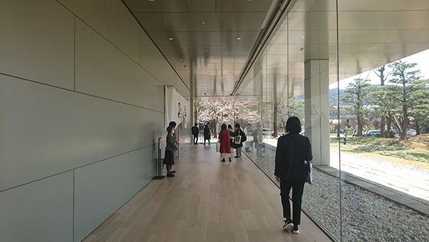 日本庭園に面した東山キューブのロビー。左手中央に展示入口が、突き当たりに杉本博司《プリズム》(2002)が展示されている。