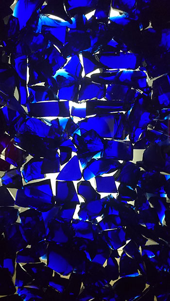 入れ子の内側と外側に立つ壁面の一部はガラスの作品になっている。《瑠璃の箱（青）》（2020）©Hiroshi Sugimoto