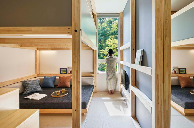 客室：3寸角の国産ヒノキ材の木軸家具を使用したベッド。上はベッド、下はソファベッドとなっており、3〜4人宿泊できる。