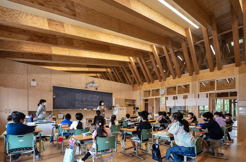校舎棟3階教室。柱・登り梁は千葉県産スギLVL、桁梁は姉妹都市の長野県信濃町カラマツLVLで構成。