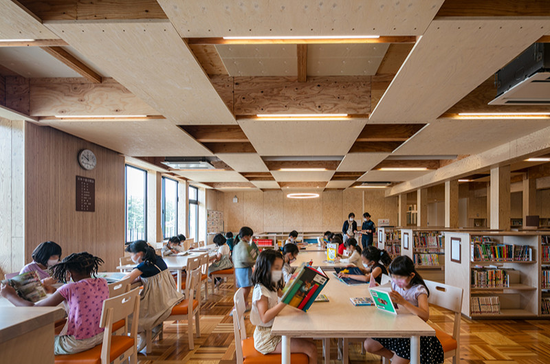 校舎棟2階教室。ストレストスキンパネルを市松状に構成し、葉裏をイメージさせる空間とした。