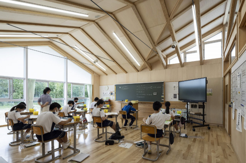 2F普通教室。 南側の開口部、 ハイサイドライトから自然光が差し込み、 明るく居心地の良い教育環境。