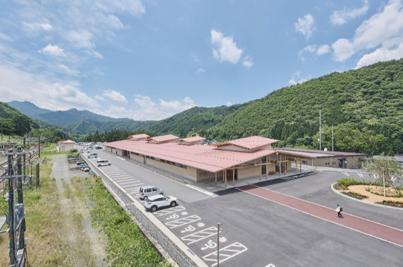東側俯瞰　木曽福島地域に馴染む朱色の屋根。越屋根の反復は周囲の街並と大屋根のスケールを調整する。