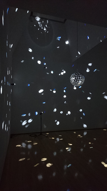 次の作品は《after that.》(2013年／2020年)。展示室の中央に吊られたミラーボールがまわっている。