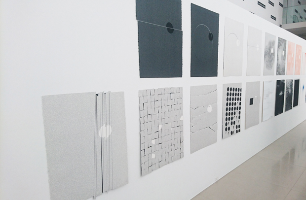 アトリウムの長い壁面には29点組のシルクスクリーン作品《crossfades #4》（2020年）が展示されている。
螺旋状に書かれた円周率をシルクスクリーン印刷した原型をさまざまな手法で発展させた連作。
