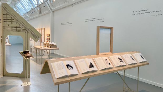 「ものがたりの窓」は、信濃八太郎氏によるイラストと窓に関するテキストを組み合わせ、本のように11の物語が展示されている。