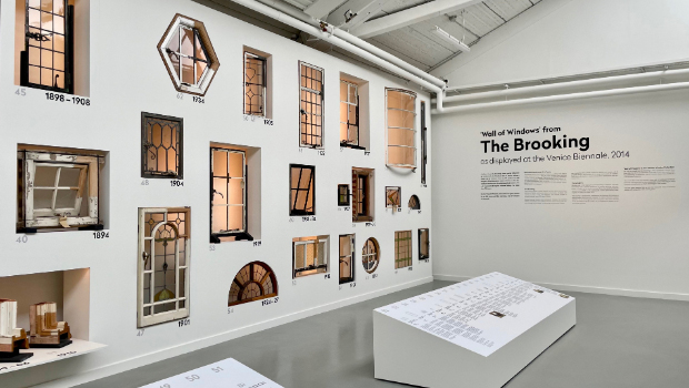常設展示には、レム・コールハース氏がディレクターを務めた第14回ヴェネチア・ビエンナーレ国際建築展「ファンダメンタルズ」（2014年）で展示されていた、AMOとハーヴァード大学GSDが建築の基本要素をリサーチした「エレメンツ・オブ・アーキテクチャー」のうち、窓のセクションが移設されている。68の歴史的な英国の窓は250年にわたる建築的要素としての窓を紹介するもの。