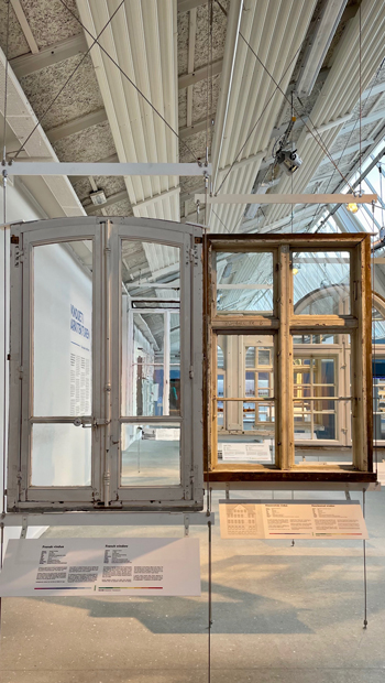 ヴィラム・ウィンドウ・コレクションの常設展示に設置されているフランス窓（左）と新古典主義様式の窓（右）。