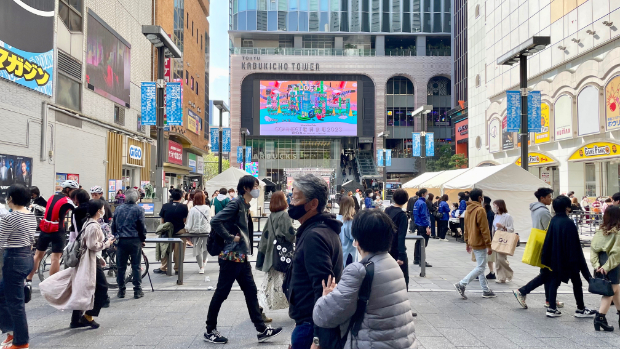東側にシネシティ広場に隣接し、設置された約200㎡の屋外ビジョン「KABUKICHO TOWER VISION」では、ムラタタケシによる15秒の映像作品《Kabukicho Larry》（2023年）が時折流れる。街ゆく人々とともに歌舞伎町に溶け込む。