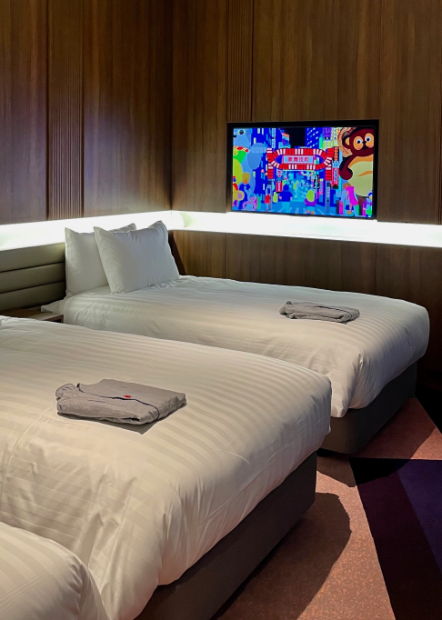 HOTEL GROOVE SHINJUKU, A PARKROYAL Hotel の客室テレビなどで流れる、ぬQによる映像作品《ニュ〜新宿音頭》（2023年）。水をモチーフに歌舞伎町を描き出すアニメーション。