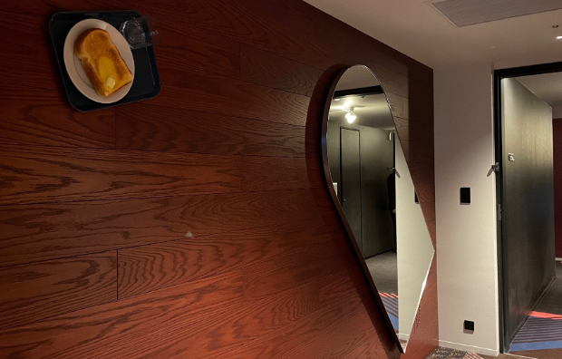 OTEL GROOVE SHINJUKU, A PARKROYAL Hotel の30階から38階に各1室ずつある「GROOVE Room」はアーティストとのコラボレーションによる客室。玉山拓郎《Unfamiliar Presences : Room (Red)》（2023年）は空間が回転したような不思議な部屋。