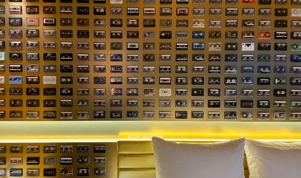別の「GROOVE Room」は開発好明とのコラボレーションによる客室。《開発好明アーティストルーム/カセットテープ》（2023年）は壁面がカセットテープに埋め尽くされており、室内にあるラジカセで再生可能。
