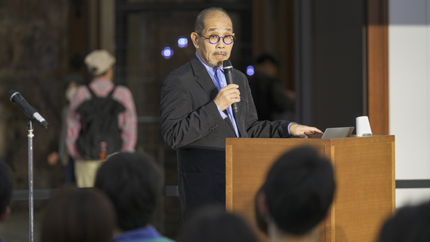 基調講演「京都市美術館の90年」をする青木淳氏。