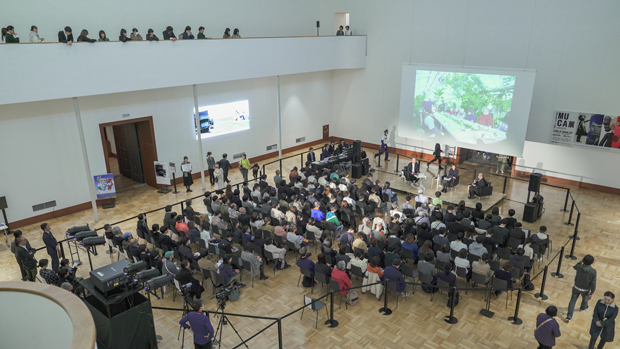 基調講演と記念対談は、展示室に向かう人々が行き交う中央ホールで開催された。