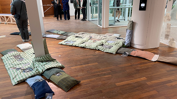 韓国館の展示の様子。イ・ダミの「Overwriting, Overriding」と題された刺繍作品は、2018年からパビリオンの周辺で暮らしている猫のムッカが作品の一部である。パビリオンに入り込んで織り込まれた刺繍の上で休む猫のムッカにまつわる物語を通して、パビリオンの周囲に潜む存在を呼び覚ます。
