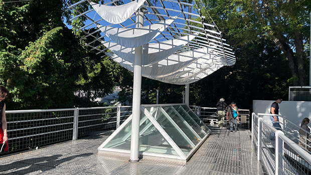 今回の展示のために、これまでアクセスできなかった韓国館の屋上が開放された。