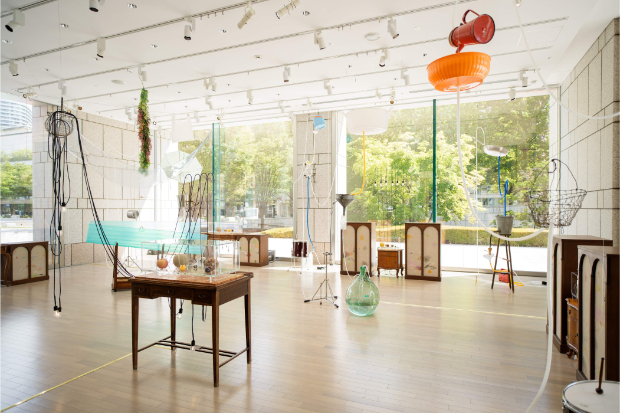 「毛利悠子 Recompose」展示風景　撮影：竹久直樹　緑あふれる窓外の景色を背景に設置された作品群は、心なしか楽しそうに見える。