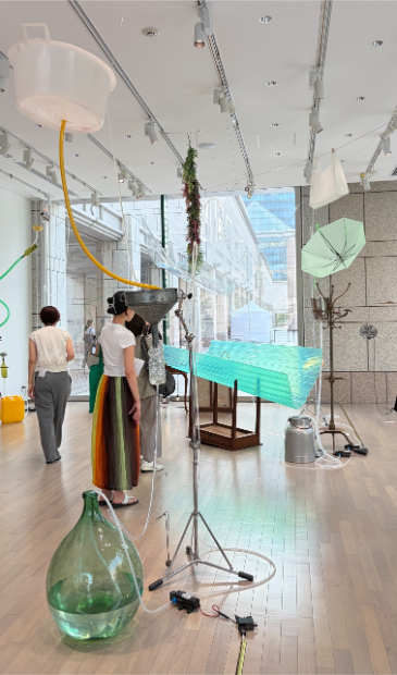 「毛利悠子 Recompose」展示風景　日用品を通して、重力に従って流れる水を見ていると、窓外に見える外部の世界から隔離された異空間のようにも感じる。