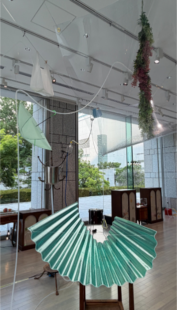 「毛利悠子 Recompose」展示風景　さまざまな日用品が組み合わされている「モレモレ」シリーズ。