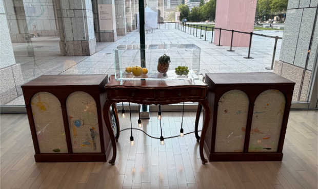「毛利悠子 Recompose」展示風景　「Decomposition」（デコンポジション）シリーズは7点、展示されている。この作品はスピーカーが組み込まれており、果物が変質していく時に発生する水分量や電気抵抗の変化が変換された音が流れる。