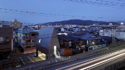 京都市伏見区に建つ。南側にある2m上った幹線道路から見る。Photo by Satoshi Sige