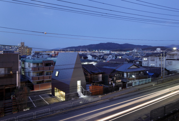 京都市伏見区に建つ。南側にある2m上った幹線道路から見る。Photo by Satoshi Sigeta