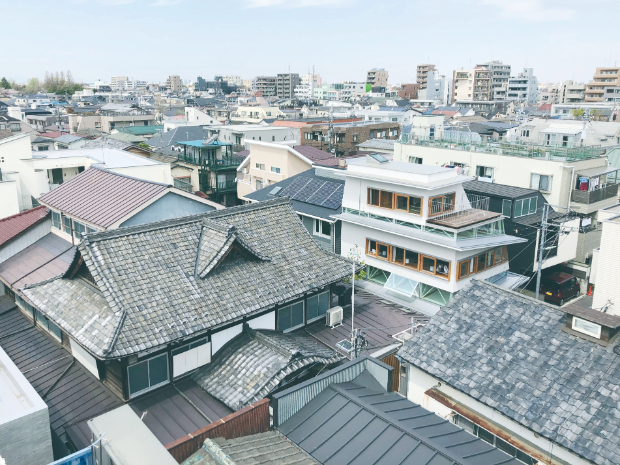 手前に小杉湯。奥に小杉湯となり。©銭湯ぐらし