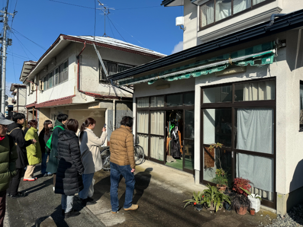 空き家見学ツアーの様子。©加藤優一