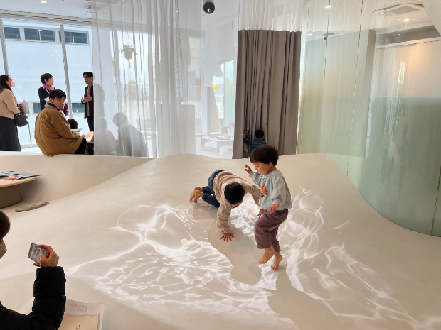 隆起する床に映し出される映像により、子どもたちの遊び方や感性が育まれる