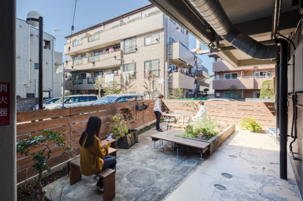 裏庭にはハーブを植え、まちの人びとも自由に出入りできる。©Nao Takahashi