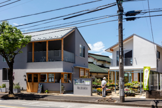 左側が菓子棟、敷地奥が花棟。©Nao Takahashi