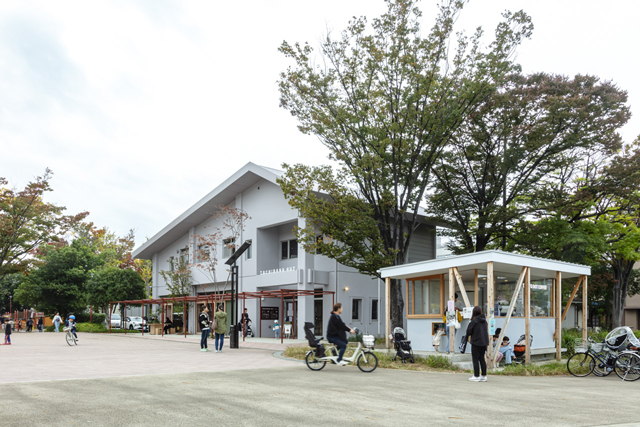 使われていなかった公園管理棟を改修し、シェアキッチンやレンタルスペース、コワーキングスペースなどのほかピークスタジオの事務所も入った複合施設「TACHIBANA HUT」。子育て世代を中心に利用者も徐々に増えてきている。手前はカフェスタンド。©Nao Takahashi