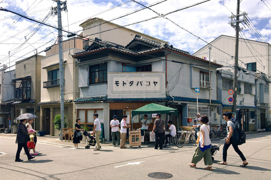 見っけ！このはな2016の会場の様子。例年、まちの中心に建つモトタバコヤを、メインの受付としていた。会場マップやスケジュール表を配布し、各会場を巡っていく。