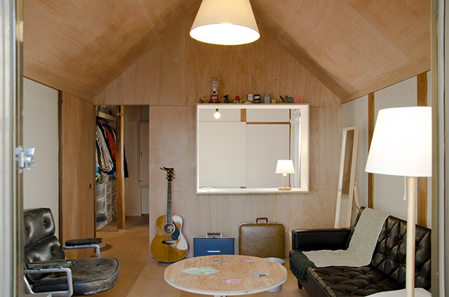 大辻の家（2013年）2人が此花に引っ越してくる際にリノベーションした木造2階建ての住居。見っけ！このはな2009の物件紹介ツアーで見て気になっていて、結婚を機に新居として移り住む。<br />
