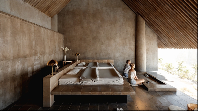 「ONEBIENT 比良」の室内の様子。土壁と土タイルが使用されている。窓際には囲炉裏があり、外の景色を見ながら食事を楽しめる