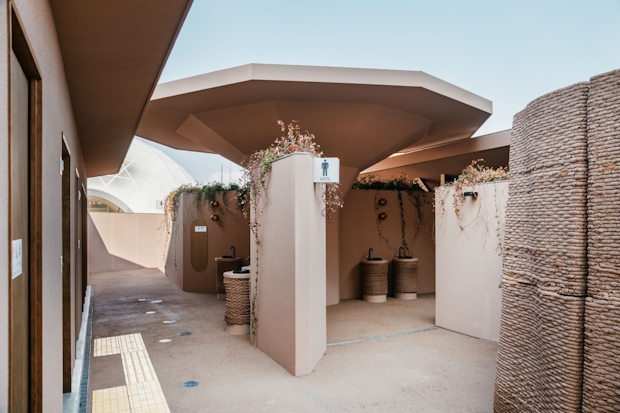 トイレの様子。手洗い台も手掛けている ©大竹央祐