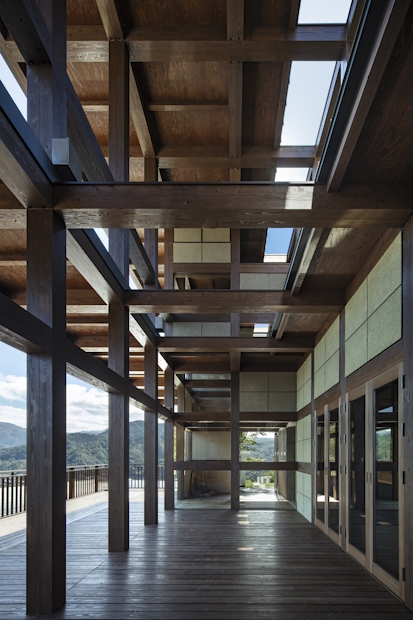 外のテラスと中のテラスをつなぐ廊下。120角の束ね柱や束ね梁の構成により、様々なスパンやたわみに対応することができる