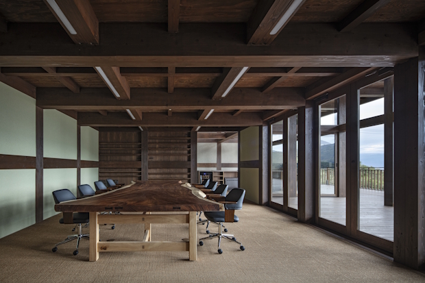 ミーティング・ルーム。奥にはキッチンと２階へ続く階段がある