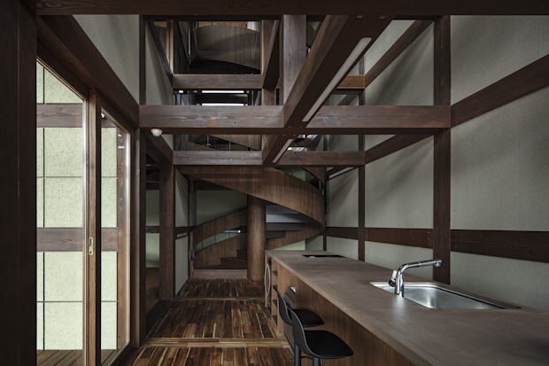 キッチンから楕円の螺旋階段をみる。主要構造は鉄骨である