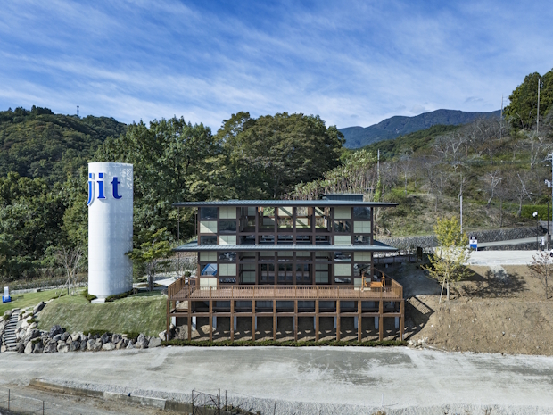 東側からの全景。左は企業の広告塔。夜は青い照明で雰囲気が変わる