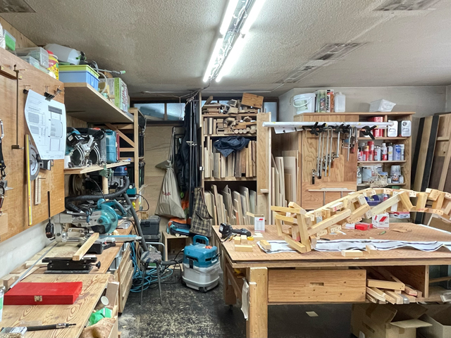 事務所内にある工房。木工と金属の加工が可能である。