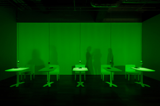 展示作品「闇、遅れた微光」（2026年／photo: Keizo KIOKU）壁に現れる痕跡。